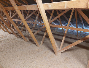 Zateplení stropu dětské léčebny pomocí foukané izolace